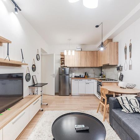 Noir Apartment By Kondo Stays Tirana Bagian luar foto