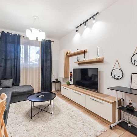 Noir Apartment By Kondo Stays Tirana Bagian luar foto