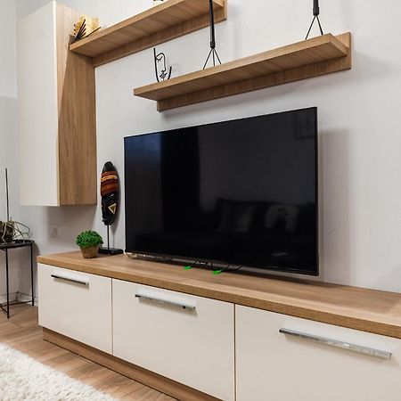 Noir Apartment By Kondo Stays Tirana Bagian luar foto