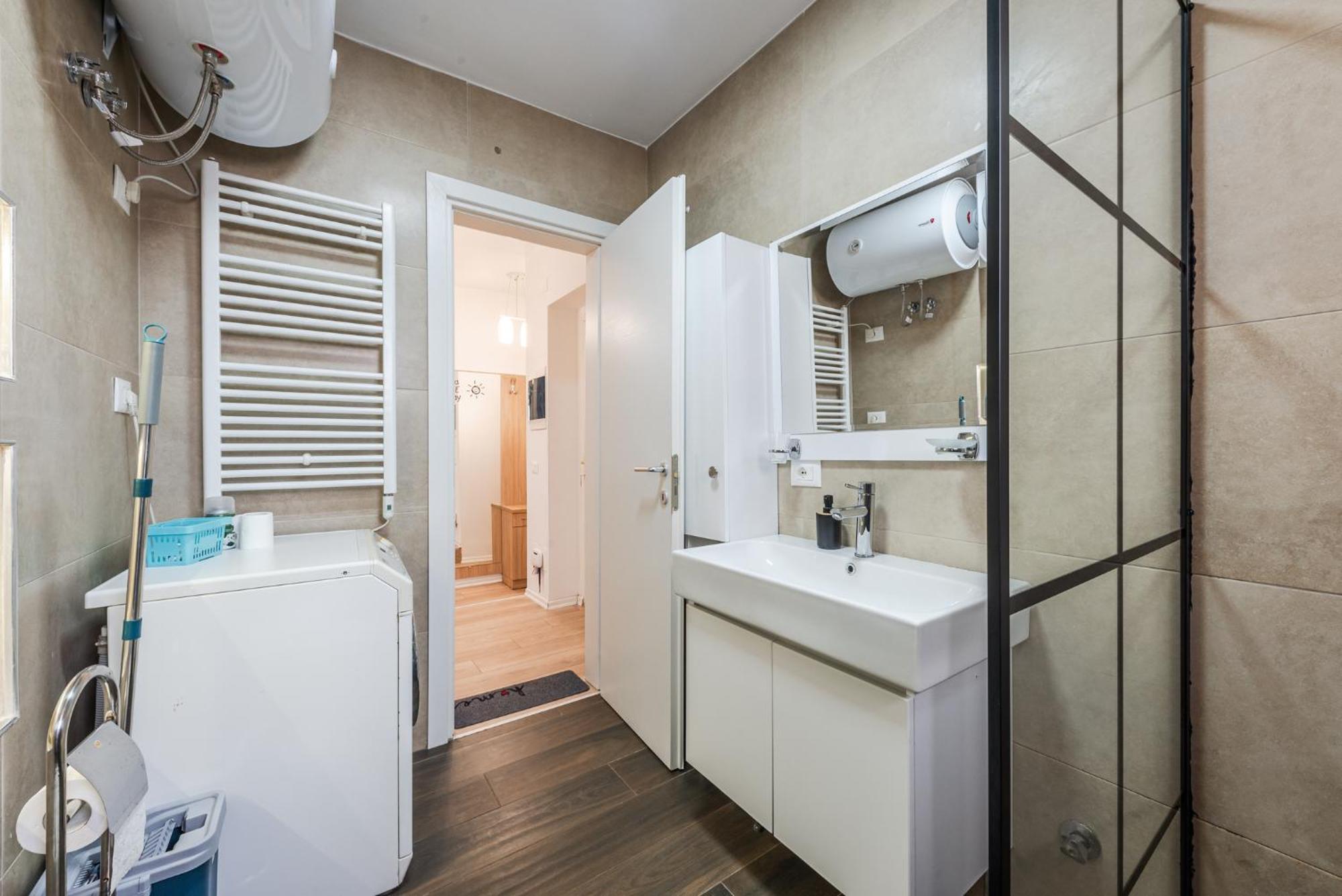 Noir Apartment By Kondo Stays Tirana Bagian luar foto